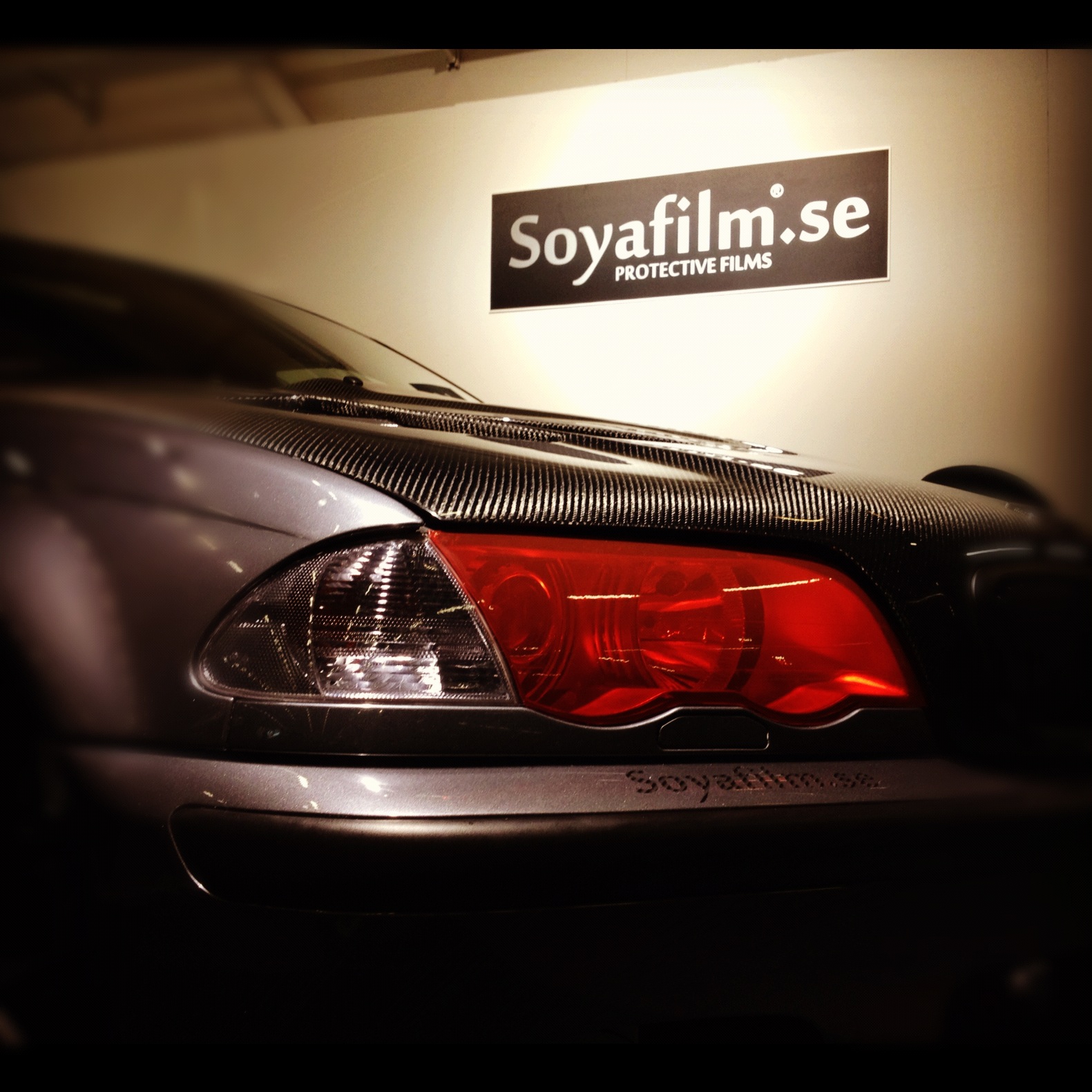 soyafilm-sponsrar-solfilm-stralkastarfilm-kolfibervinyl-maxxxad-monter-elmia-2012-garaget.se-maxxxad-04